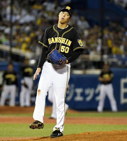 ５回、ヤクルト・中村悠平に押し出し四球を与えがっくりする阪神・青柳晃洋＝神宮球場（撮影・棚橋慶太）