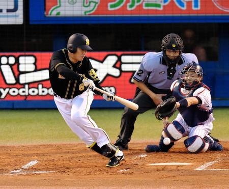 　２回、セーフティーバントを決める阪神・福留孝介＝神宮（撮影・出月俊成）