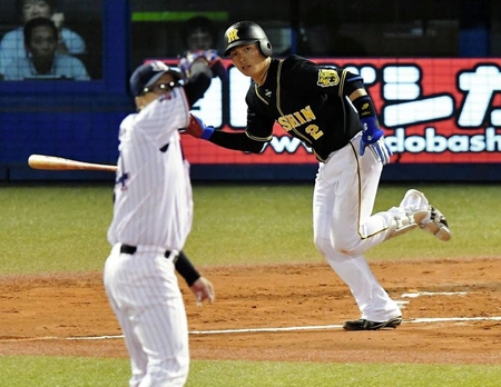 ６回、勝ち越し適時二塁打を放つ阪神・北條史也＝神宮（撮影・出月俊成）