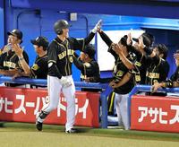 　９回、２ランを放ち、ナインに迎えられる阪神・近本光司（５）＝神宮（撮影・出月俊成）