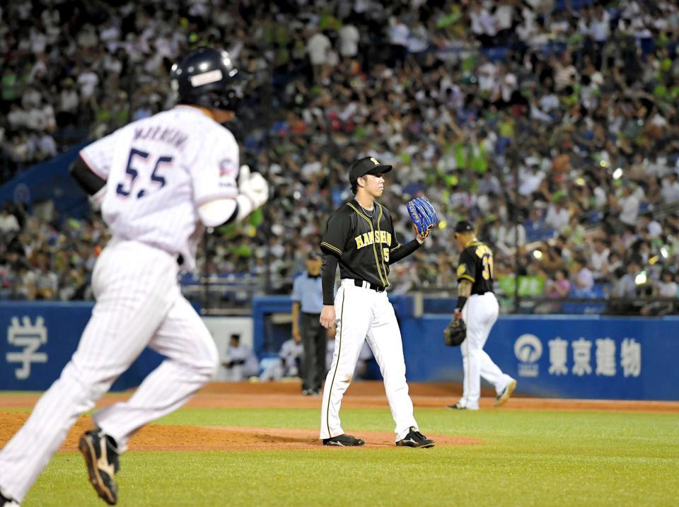 　４回、村上（左）に勝ち越し３ランを浴びた青柳