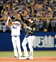 　６回、勝ち越し二塁打を放ちガッツポーズする北條。左は二塁手・山田哲
