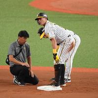 　盗塁を狙い二塁に滑り込んだ時に左足を痛める糸井＝９日