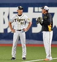 　試合前、福留（右）に声をかける矢野監督（撮影・高部洋祐）