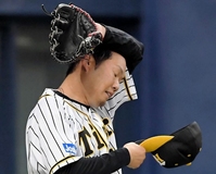 　３回、バティスタに同点打を許し汗をぬぐう西（撮影・高部洋祐）