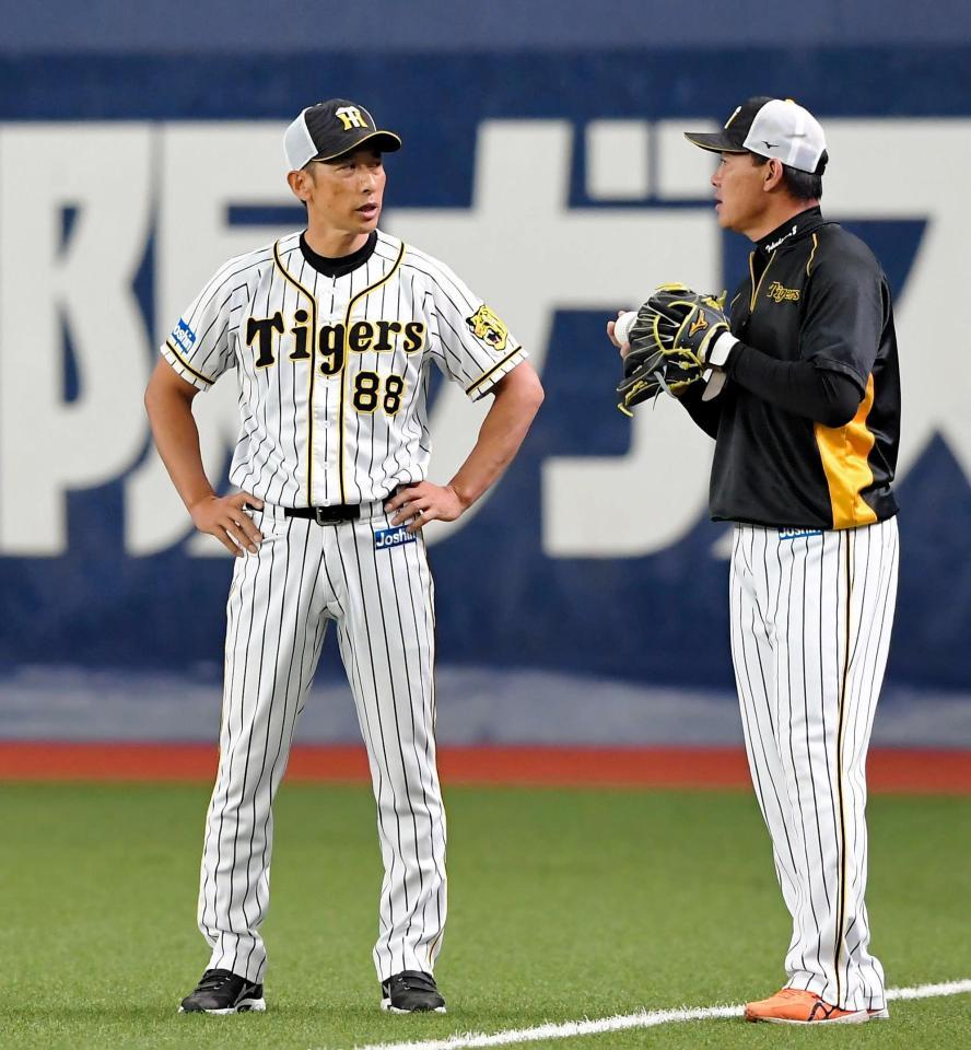 　試合前、福留（右）に声をかける矢野監督（撮影・高部洋祐）