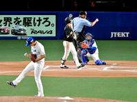 　６回、見逃し三振に倒れる近本。手前はガッツポーズする投手・梅津