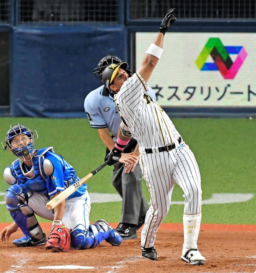 ７回、左翼中段席へ２ランをたたき込むマルテ（撮影・高部洋祐）