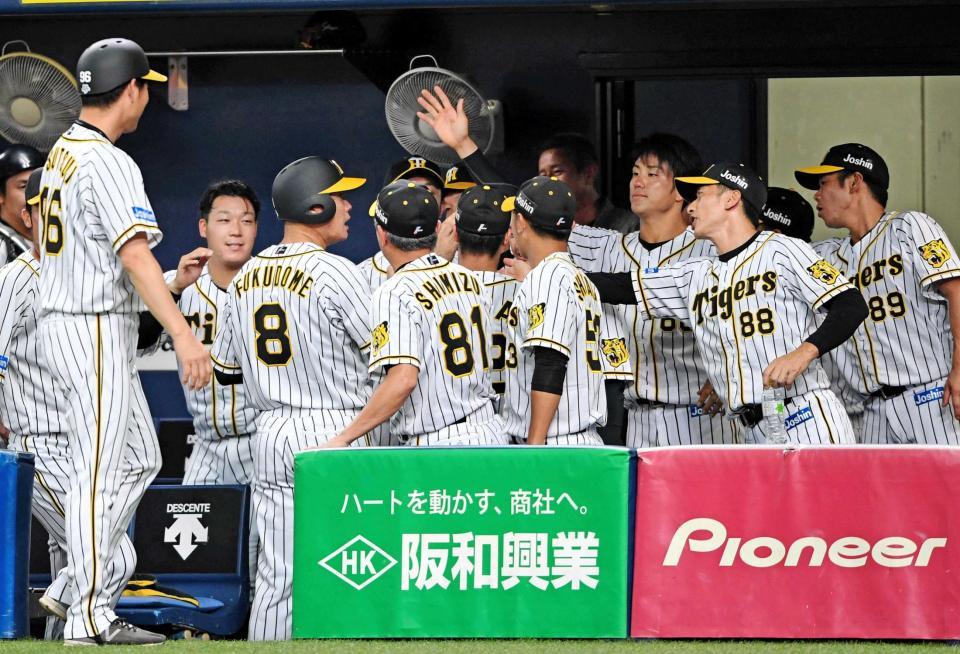 ５回、３点二塁打を放った福留（８）を笑顔で迎える矢野監督（８８）と阪神ナイン（撮影・田中太一）