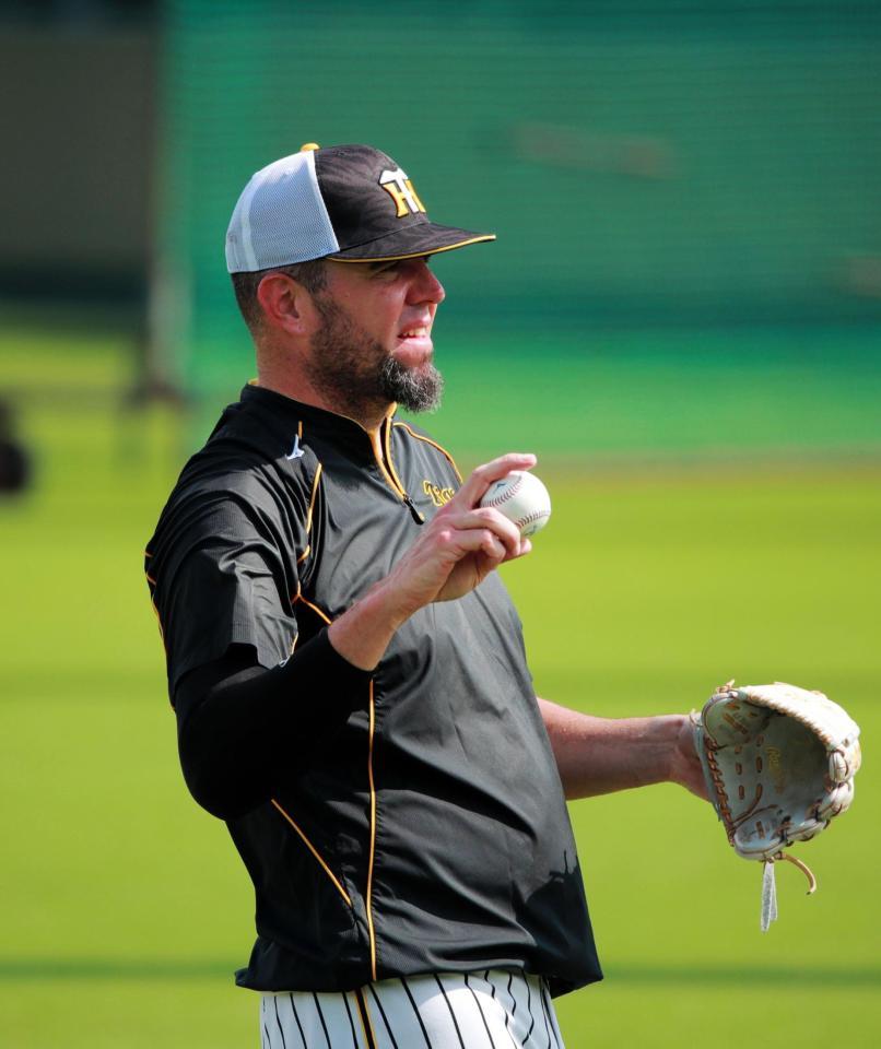 笑顔でキャッチボールをするメッセンジャー（撮影・坂部計介）