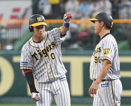 　１回、左前打を放ち、拳を突き出す阪神・木浪聖也（左）