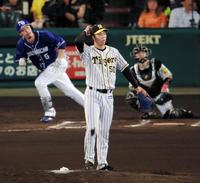 　６回、阿部に先制本塁打を許し、マウンドで呆然とする青柳