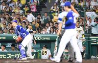 　７回、代打鳥谷を告げる阪神・矢野燿大監督（中央左）