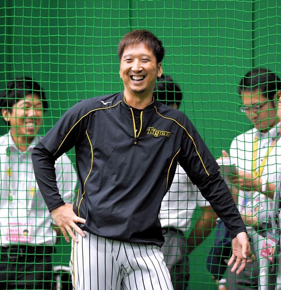 　練習中に笑顔を見せる藤川（撮影・高部洋祐）