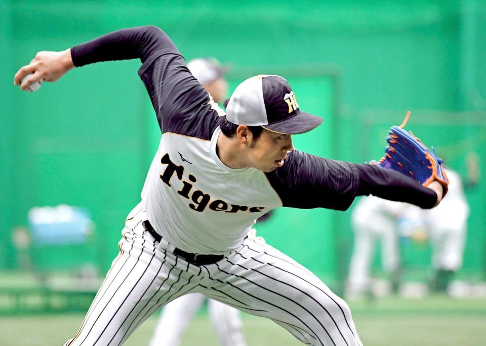 　キャッチボールで調整する青柳