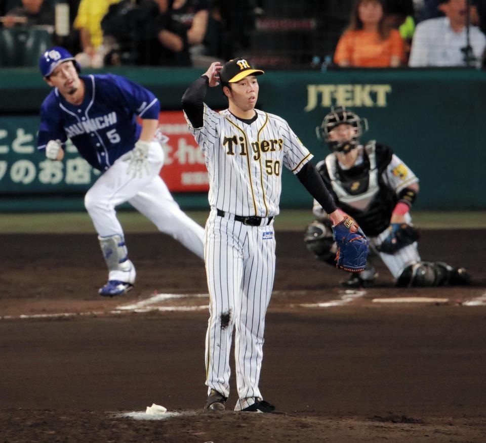 　６回、阿部に先制本塁打を許し、マウンドで呆然とする青柳