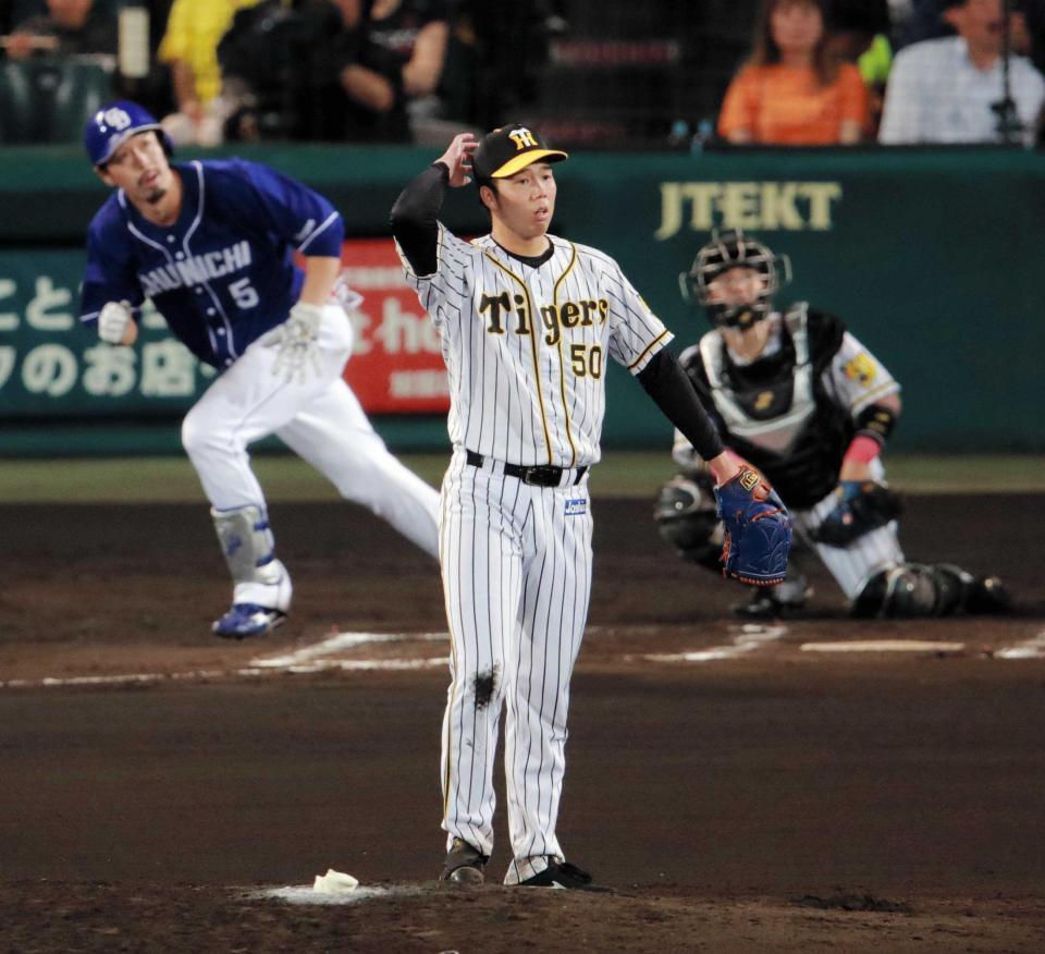 　６回、阿部に先制本塁打を許し、マウンドでぼう然とする青柳