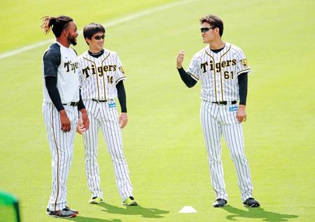 　談笑する（左から）ドリス、能見、望月