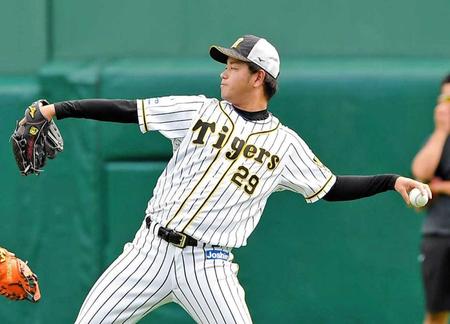 　キャッチボールをする高橋遥