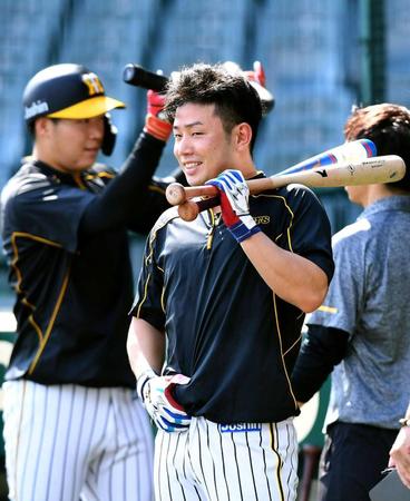 　バットを担ぎ笑顔を見せる糸原