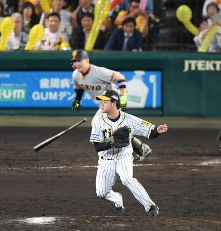 　７回、阪神・高橋遥人は丸に勝ち越し適時打を許す＝甲子園（撮影・山口登）