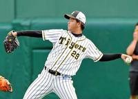 　キャッチボールをする高橋遥