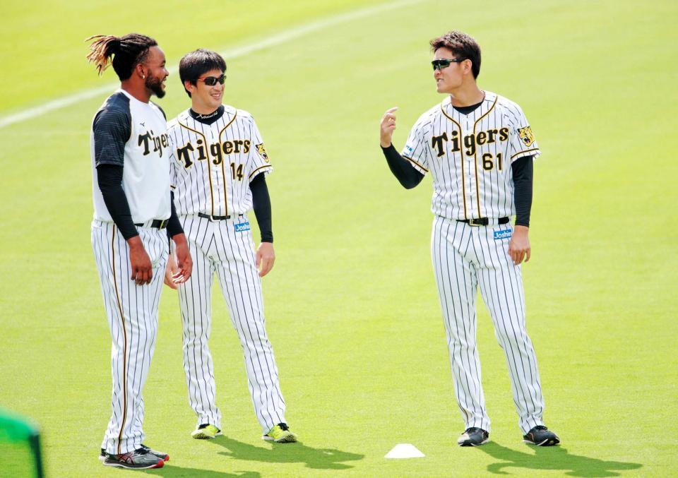 　談笑する（左から）ドリス、能見、望月