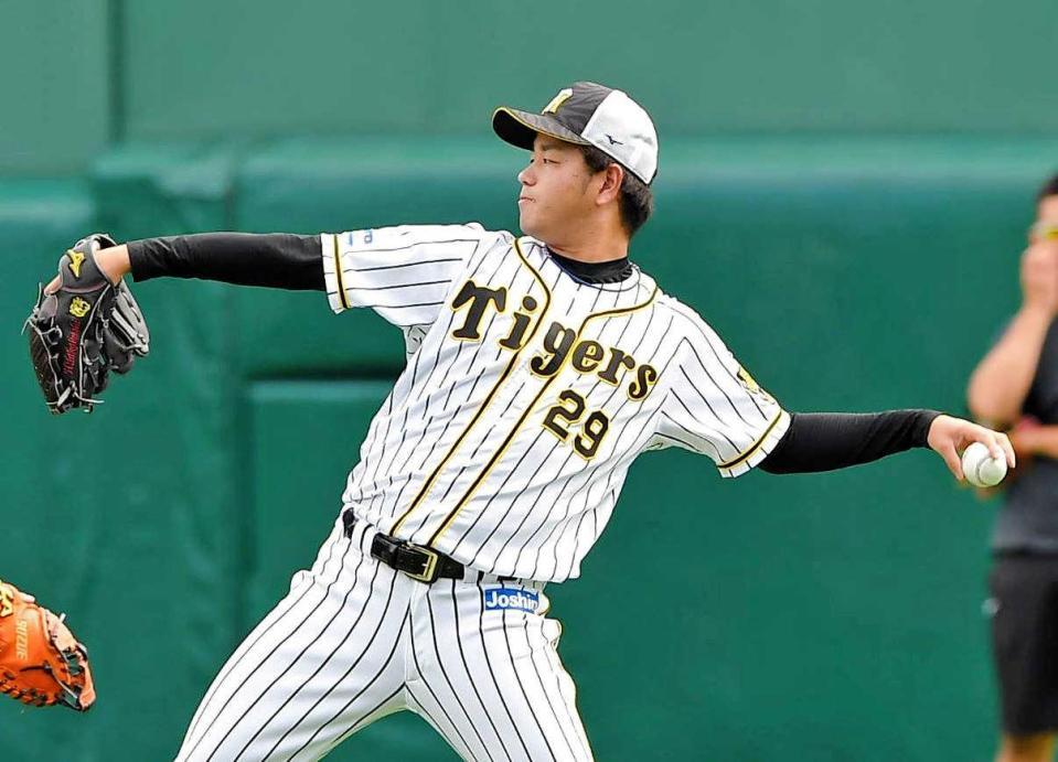 　キャッチボールをする高橋遥