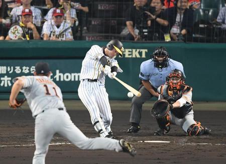 　３回、近本は中前打を放つ（投手・山口、捕手・小林）＝甲子園