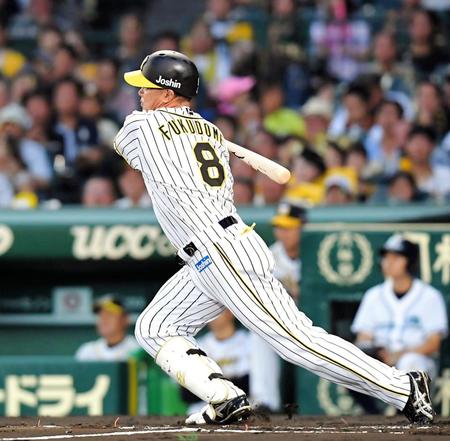　１回、安打を放つ阪神・福留孝介＝甲子園（撮影・高部洋祐）