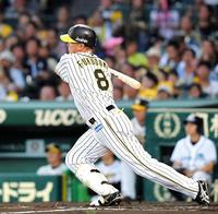 　１回、安打を放つ阪神・福留孝介＝甲子園（撮影・高部洋祐）