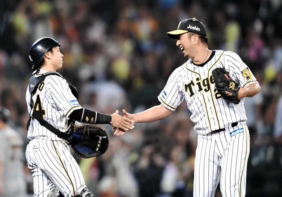 最後を締め梅野（左）と握手をする藤川（撮影・田中太一）