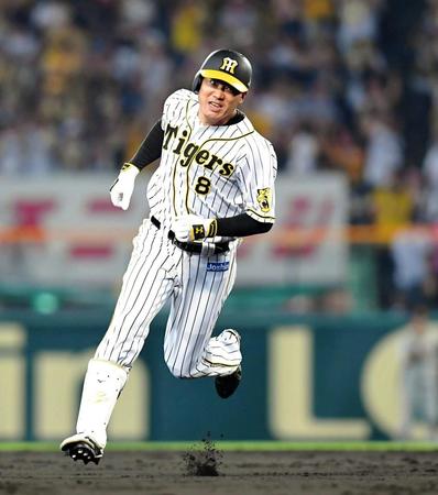 ４回、右翼フェンス直撃の三塁打を放ち激走する福留（撮影・高部洋祐）