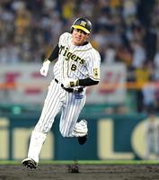 ４回、右翼フェンス直撃の三塁打を放ち激走する福留（撮影・高部洋祐）