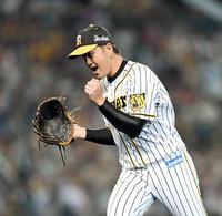　６回、巨人・丸佳浩を打ち取った阪神・岩貞祐太はグラブをたたきながらベンチ戻る