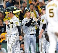 巨人に連勝し、阪神　ピアース・ジョンソン（右奥）らとタッチを交わす阪神・矢野燿大監督（中央）＝甲子園（撮影・高部洋祐）
