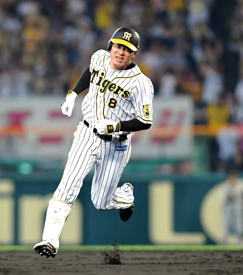 ４回、右翼フェンス直撃の三塁打を放ち激走する福留（撮影・高部洋祐）