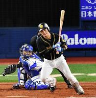 　４回、左前適時打を放つ北條（撮影・西岡正）