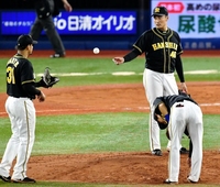 　６回、降板となりボールを放り投げる秋山＝撮影・西岡正