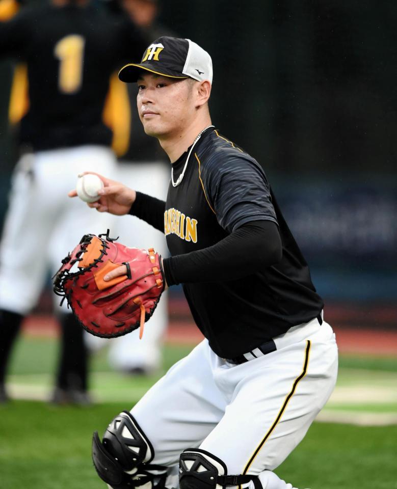 　送球練習をする原口（撮影・田中太一）