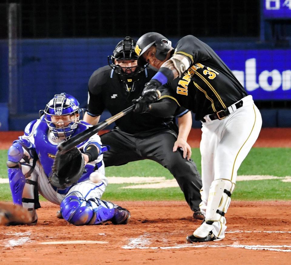 　６回、ショートエラーとなる打球を放つマルテ（撮影・西岡正）