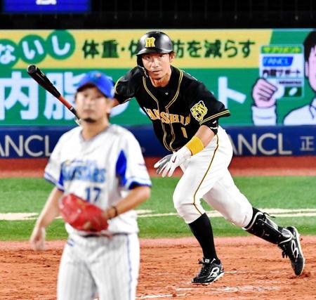 　７回、遊ゴロを放つ鳥谷（撮影・西岡正）