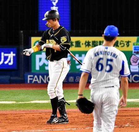 ７回、代打で登場し、四球を選ぶ阪神・鳥谷敬（左）＝横浜スタジアム（撮影・西岡正）