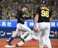 ６回、ライトゴロに倒れる阪神・青柳晃洋＝横浜スタジアム（撮影・北村雅宏）