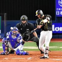 ７回、右前適時打を放つ阪神・大山悠輔＝横浜スタジアム（撮影・西岡正）