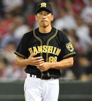 ５回の攻撃を終え、選手交代を告げた阪神・矢野燿大監督＝マツダスタジアム（撮影・北村雅宏）