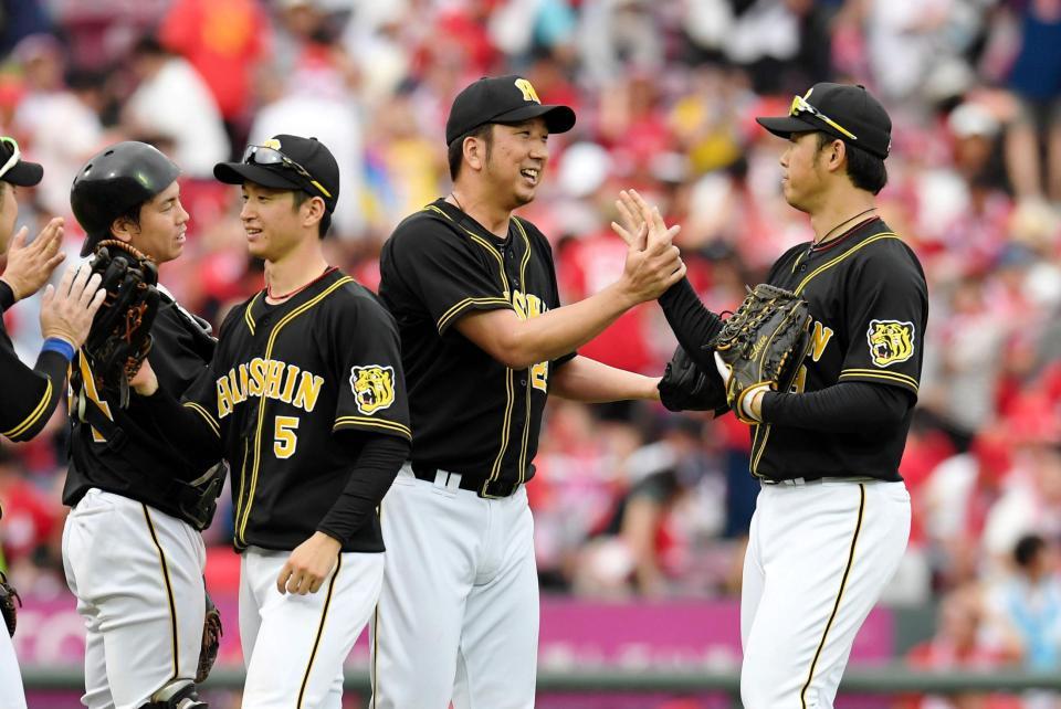 　最後を締め、勝利を喜ぶ藤川球児ら阪神ナイン＝マツダスタジアム（撮影・飯室逸平）