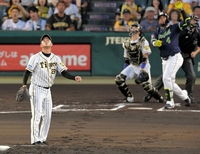 　１回、バレンティンに２ランを浴びる阪神・高橋遥人＝甲子園（撮影・高部洋祐）