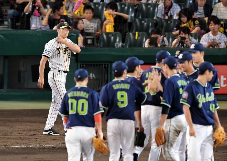 　勝利を喜ぶヤクルトナインを横目に、あいさつに向かう阪神・矢野燿大監督＝甲子園（撮影・高部洋祐）