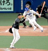 　５回、大野奨を遊ゴロに打ち取り、雄叫びを上げる西